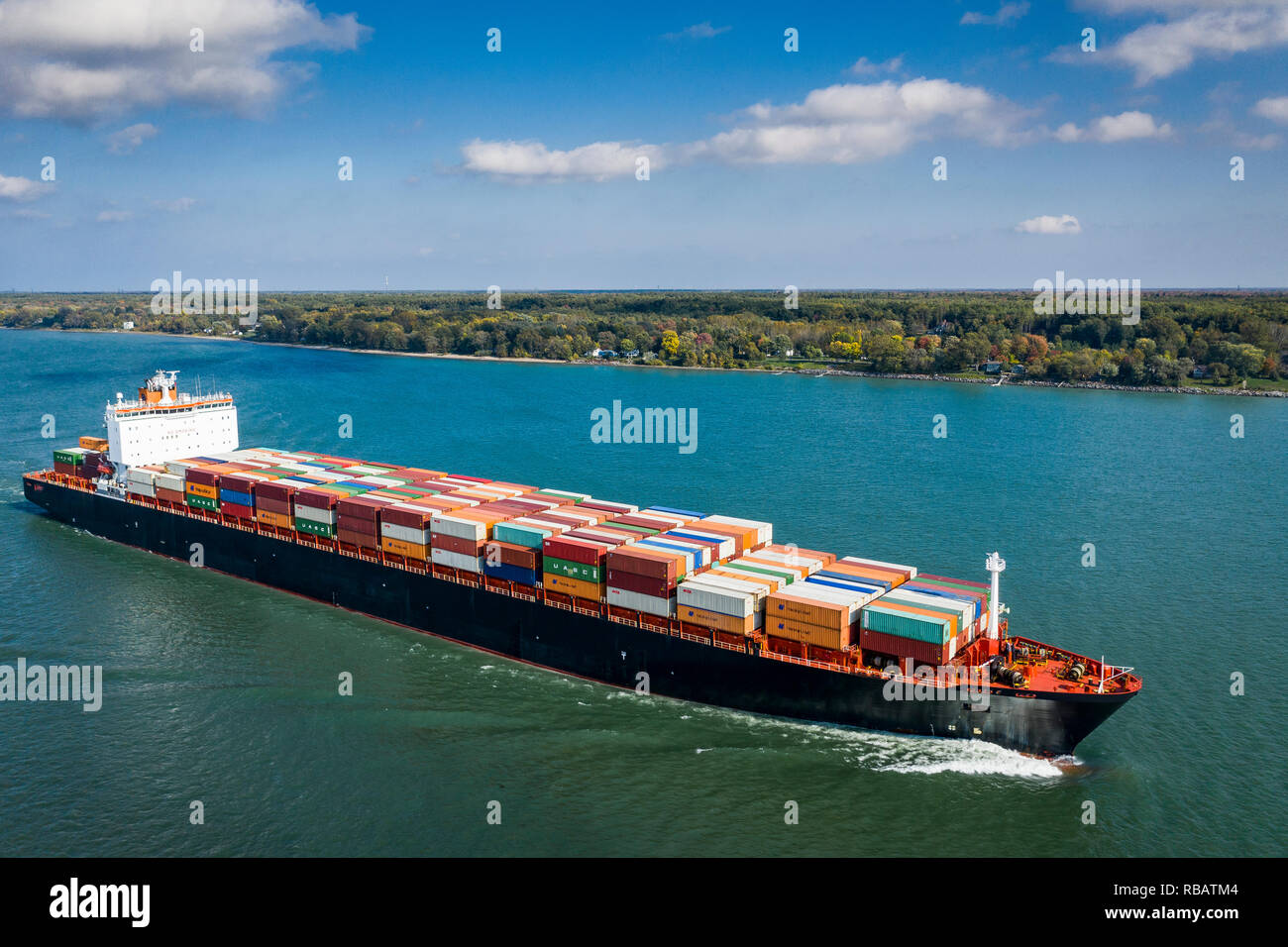 Vista aerea di una nave portacontainer andando a monte del fiume San Lorenzo vicino al porto di Montreal in Canada Foto Stock