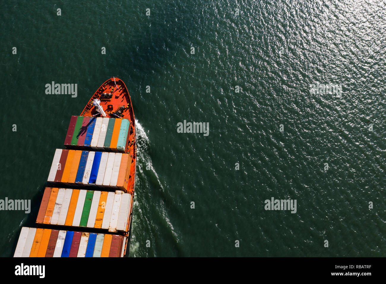 Vista aerea di una nave portacontainer andando a monte del fiume San Lorenzo vicino al porto di Montreal in Canada Foto Stock