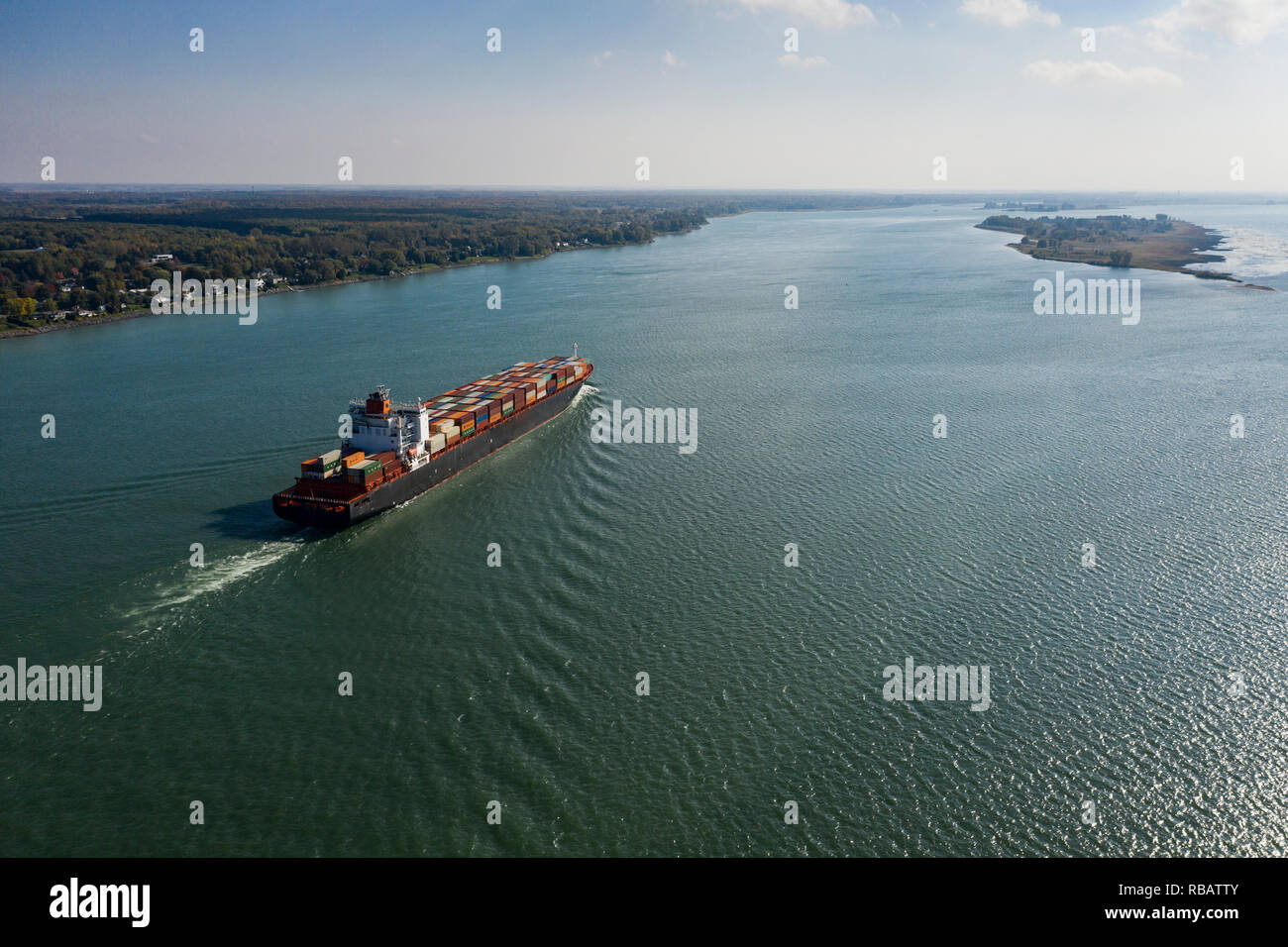 Vista aerea di una nave portacontainer andando a monte del fiume San Lorenzo vicino al porto di Montreal in Canada Foto Stock
