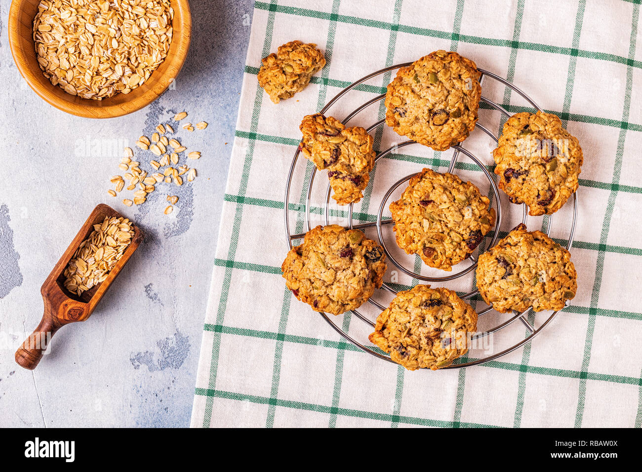 In casa i fiocchi d'avena cookie con mirtilli rossi e i semi di zucca, vista dall'alto. Foto Stock