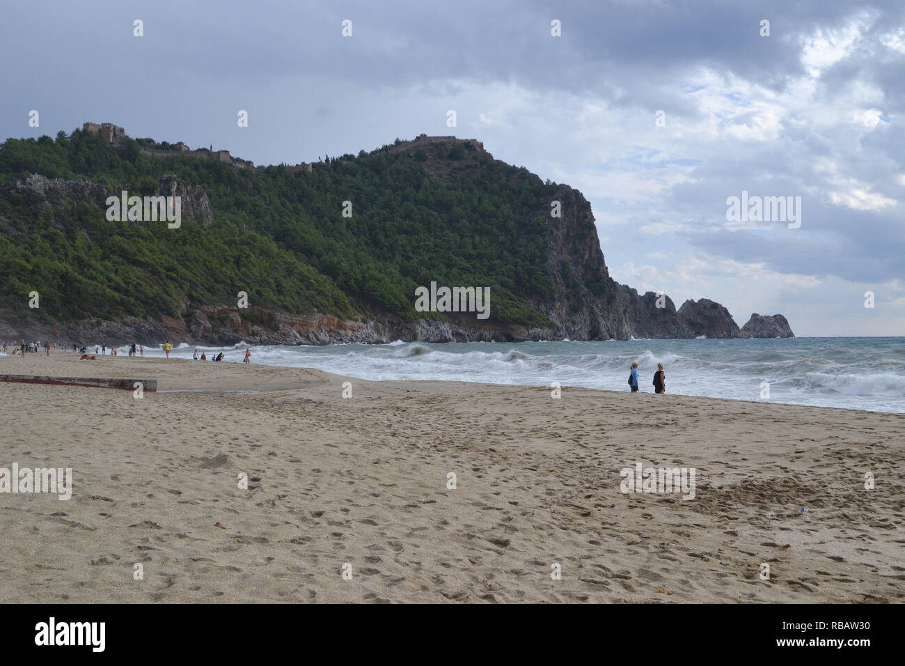 Alanya Turchia ottobre 25, 2018: giorno nuvoloso nella spiaggia di Cleopatra, persone che guardano il mare Foto Stock