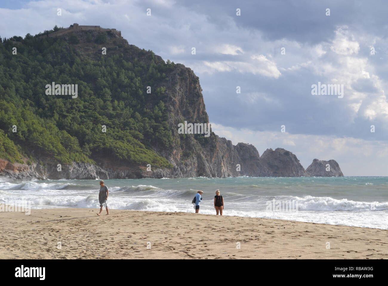 Alanya Turchia ottobre 25, 2018: giorno nuvoloso nella spiaggia di Cleopatra, persone che guardano il mare Foto Stock