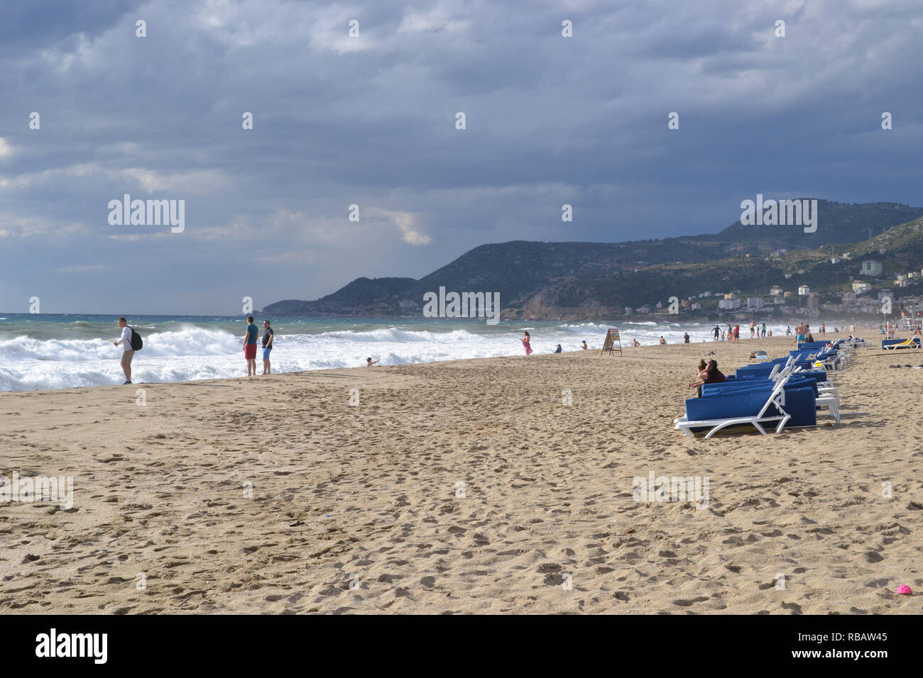 Alanya Turchia ottobre 25, 2018: giorno nuvoloso nella spiaggia di Cleopatra, persone che guardano il mare Foto Stock