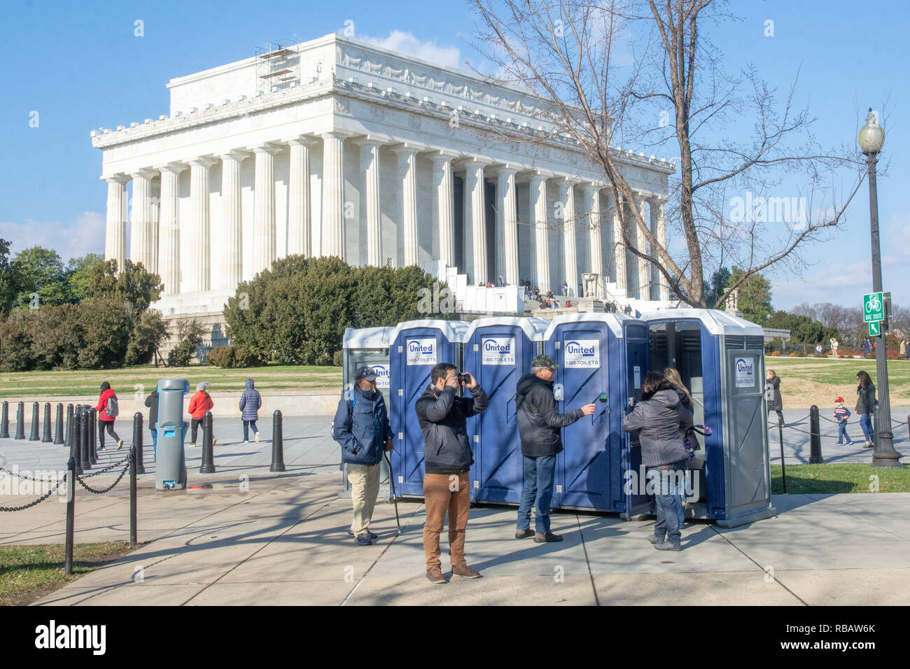 Finanziati privatamente bagni portatili presso il Lincoln Memorial il 6 gennaio 2019. Monumenti del National Mall di Washington, DC, sono parzialmente chiuso causa t Foto Stock