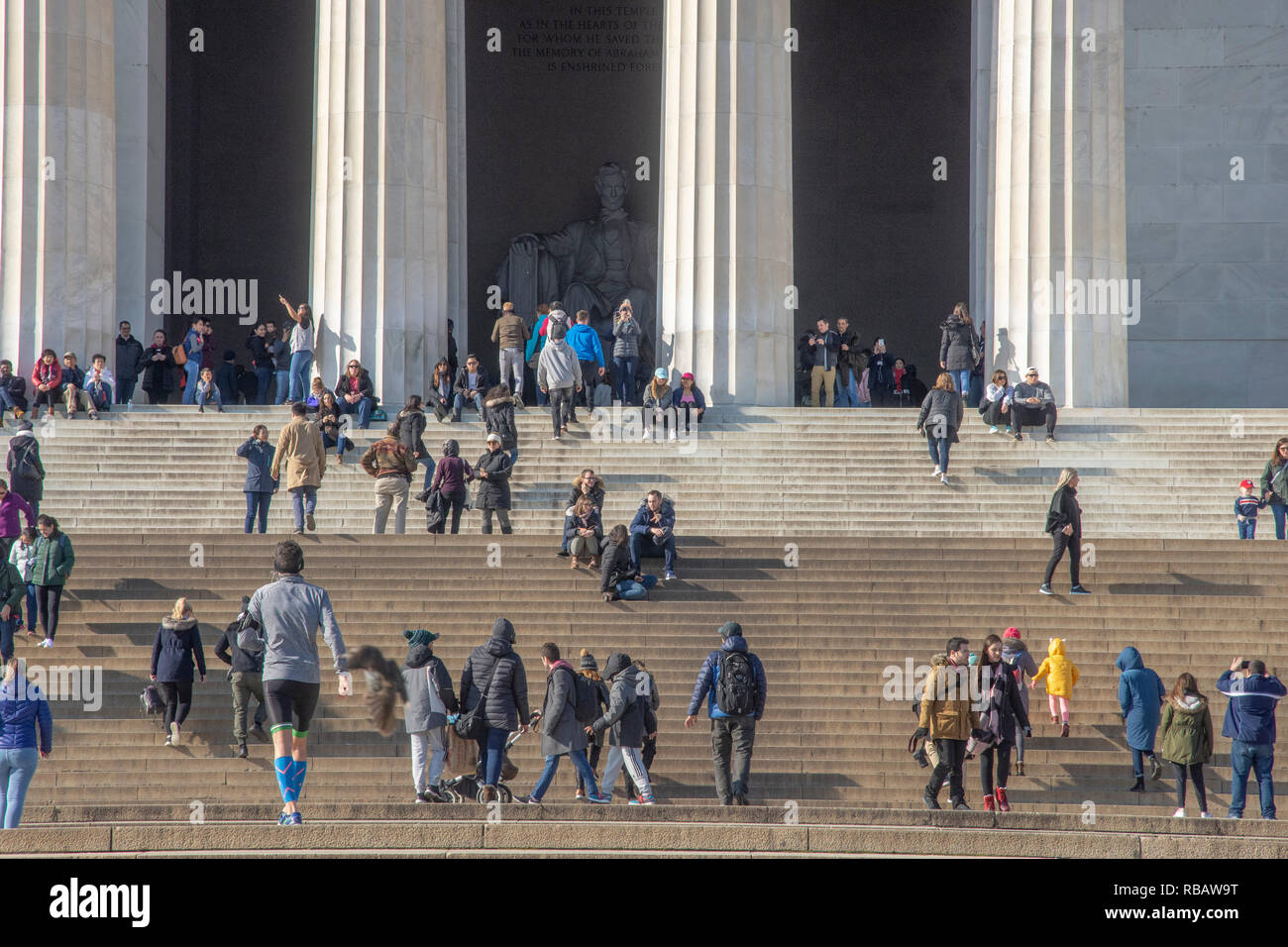 Il Lincoln Memorial è affollate di visitatori durante il governo di arresto. Monumenti del National Mall di Washington, DC, sono parzialmente chiuso causa t Foto Stock