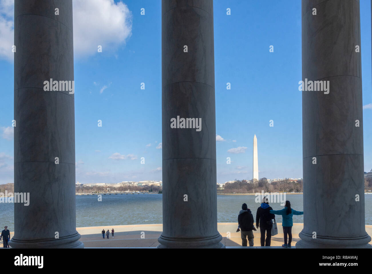 I visitatori godere la vista dal Jefferson Memorial. Il Monumento a Washington è in background. Monumenti del National Mall di Washington, DC, sono particol Foto Stock