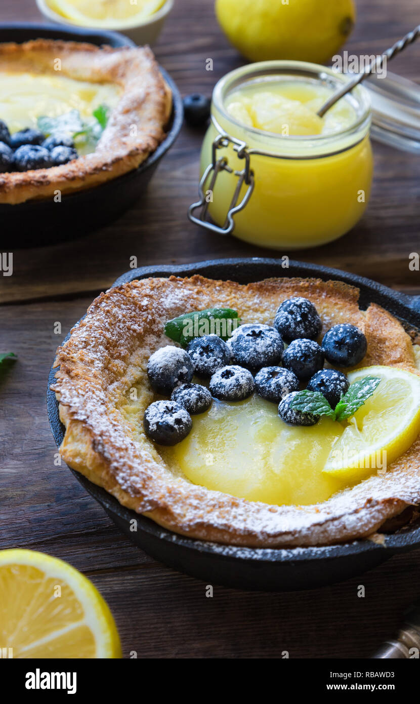 Pancake olandese del bambino in padella del ghisa immagini e fotografie  stock ad alta risoluzione - Alamy