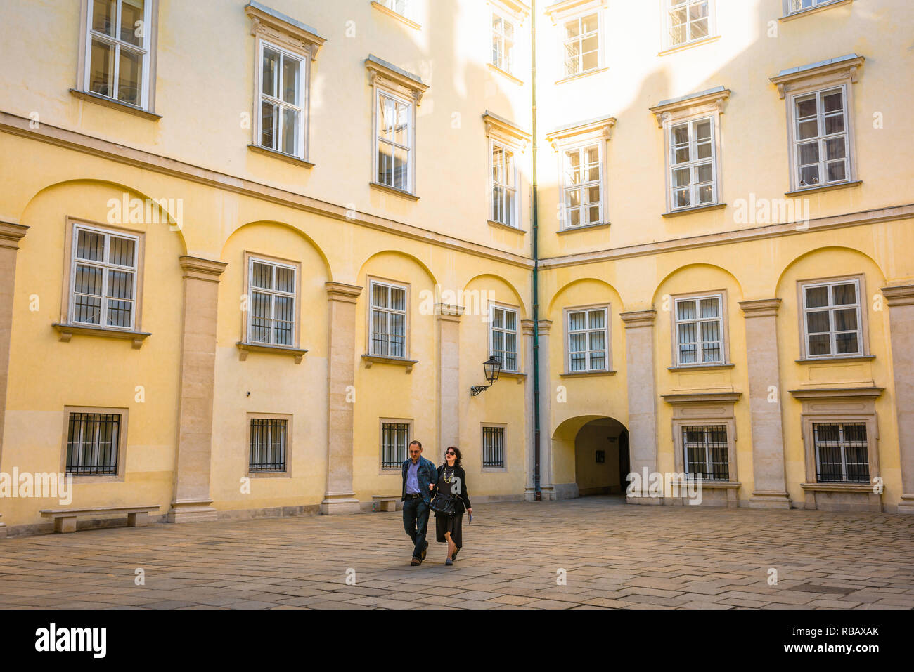 Schweizerhof, vista di una coppia di mezza età che cammina attraverso lo Schweizerhof (cortile svizzero) nel complesso del palazzo di Hofburg a Vienna, Vienna, Austria. Foto Stock