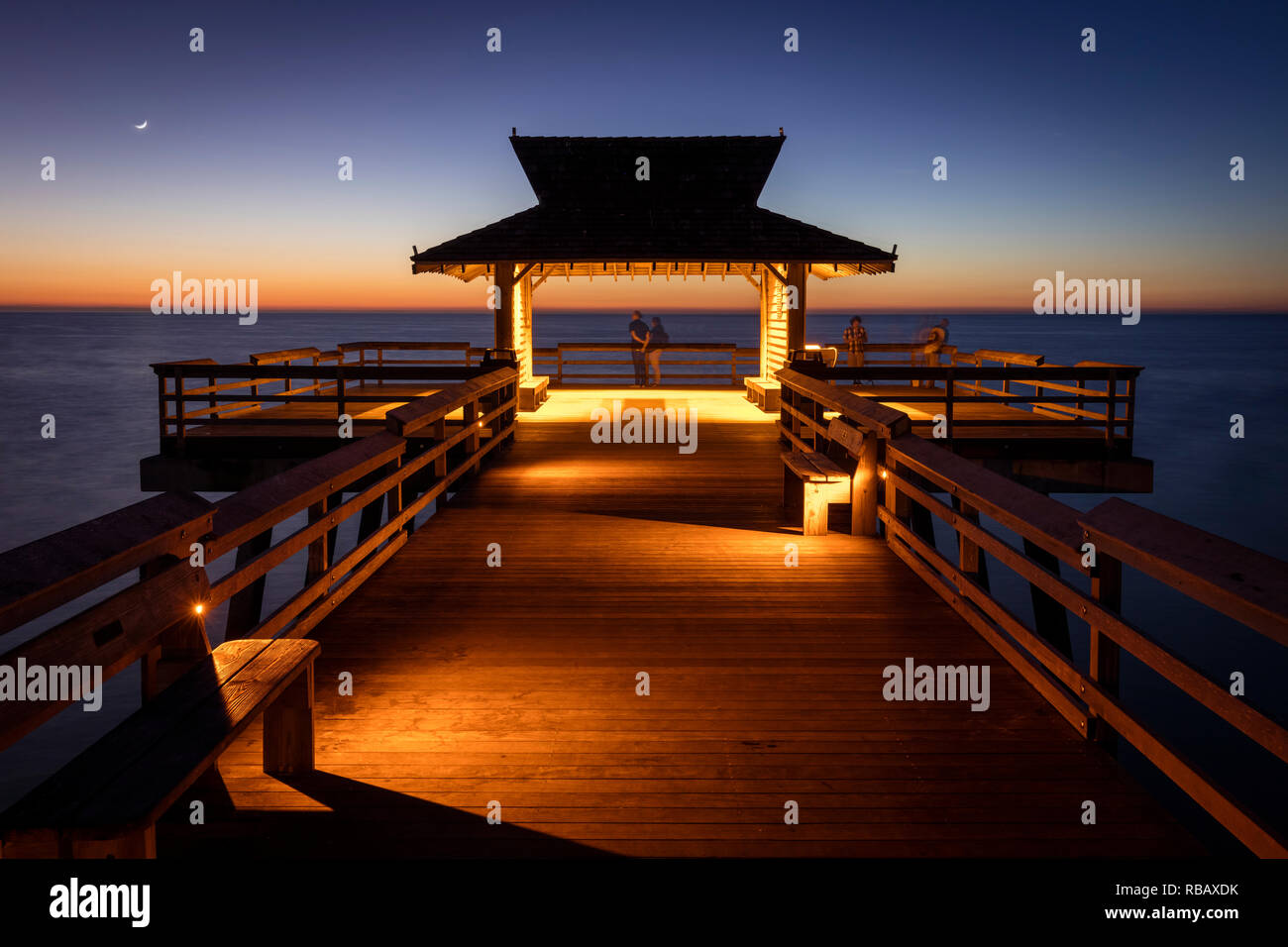 Twilight vista sul molo di Napoli che si affaccia sul Golfo del Messico, Naples, Florida, Stati Uniti d'America Foto Stock