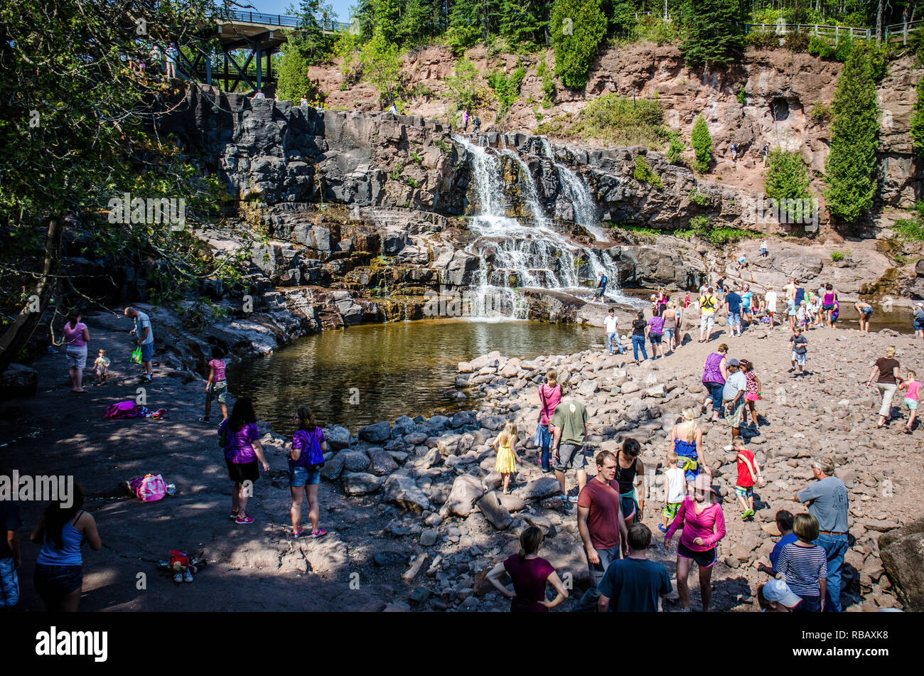 Duluth, Minnesota - Agosto 21, 2018: Gooseberry Falls, una famosa cascata vicino Lago Superiore, attira una folla di visitatori in un giorno d'estate. Foto Stock