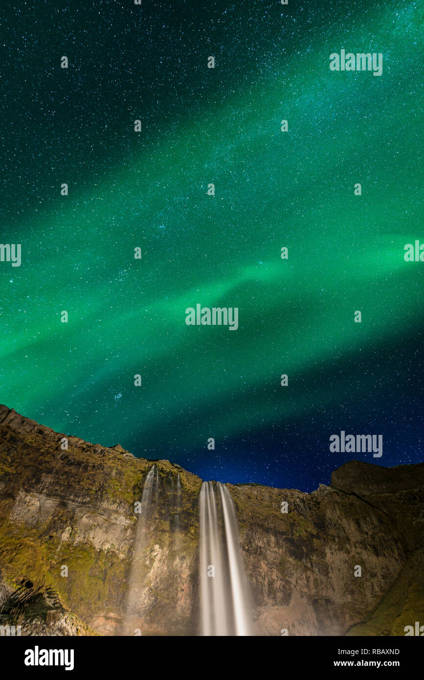 Cascata Seljalandsfoss e Aurora Boreale, Islanda Foto Stock