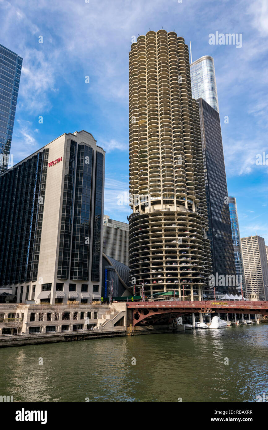 Chicago, IL, Stati Uniti: aprile 22nd, 2018 - Colpo di Marina torri della città di Chicago, Illinois. Foto Stock