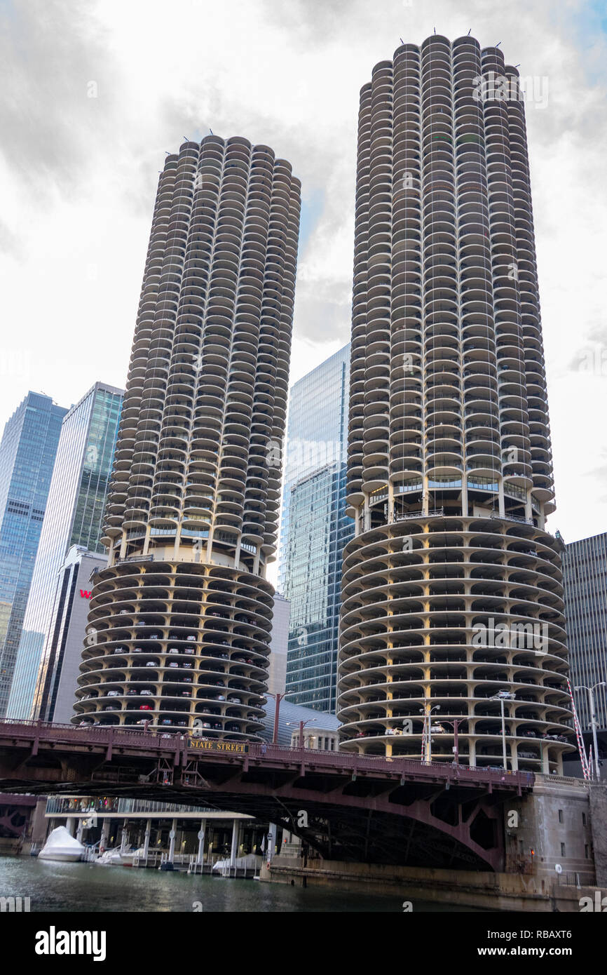 Chicago, IL, Stati Uniti: aprile 22nd, 2018 - Colpo di Marina torri della città di Chicago, Illinois. Foto Stock