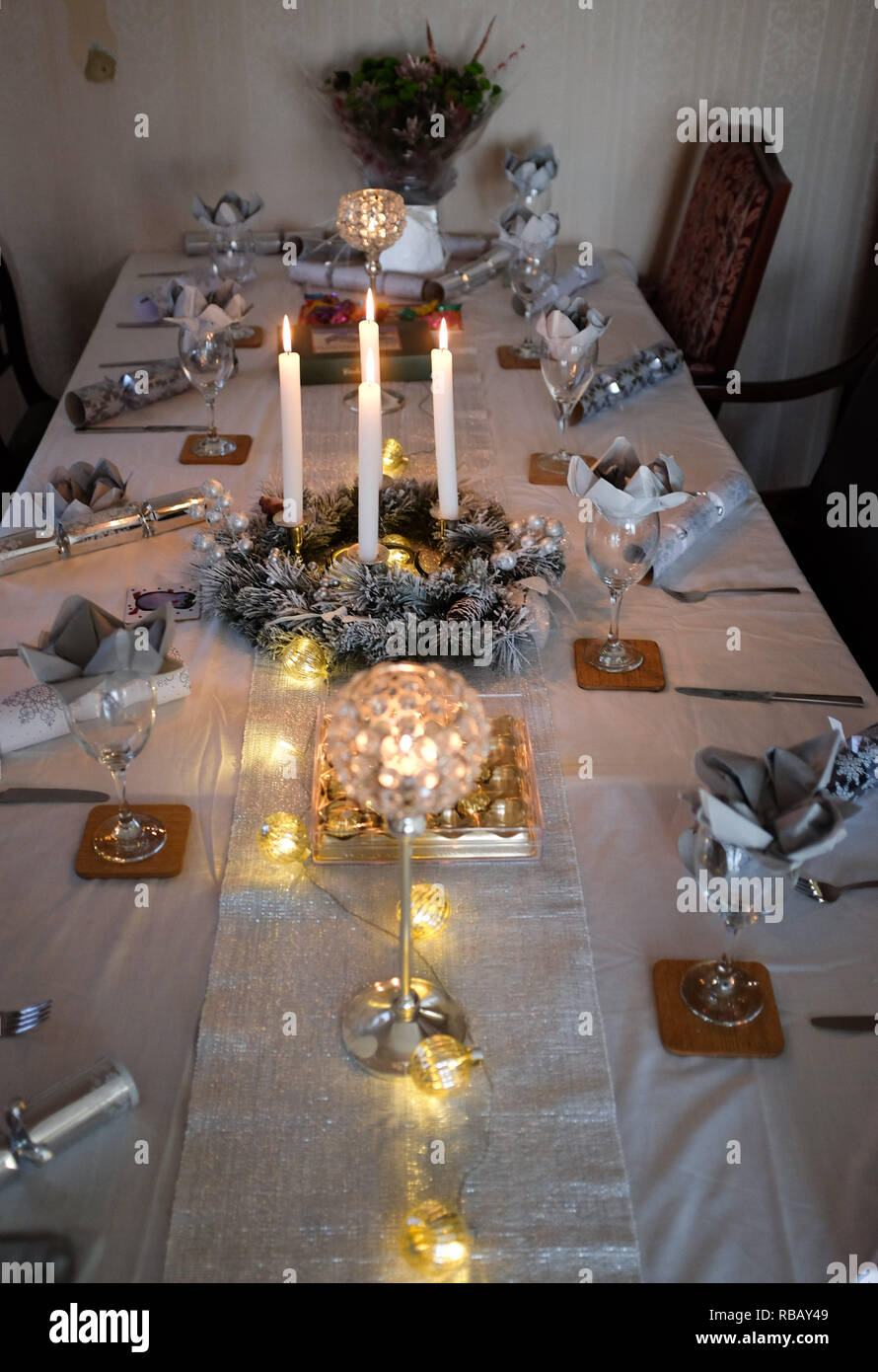 Tabella impostata per il pasto di festa a Natale Foto Stock