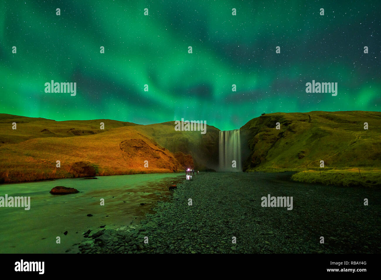 Cascata Skogafoss con Aurora Boreale, Islanda Foto Stock