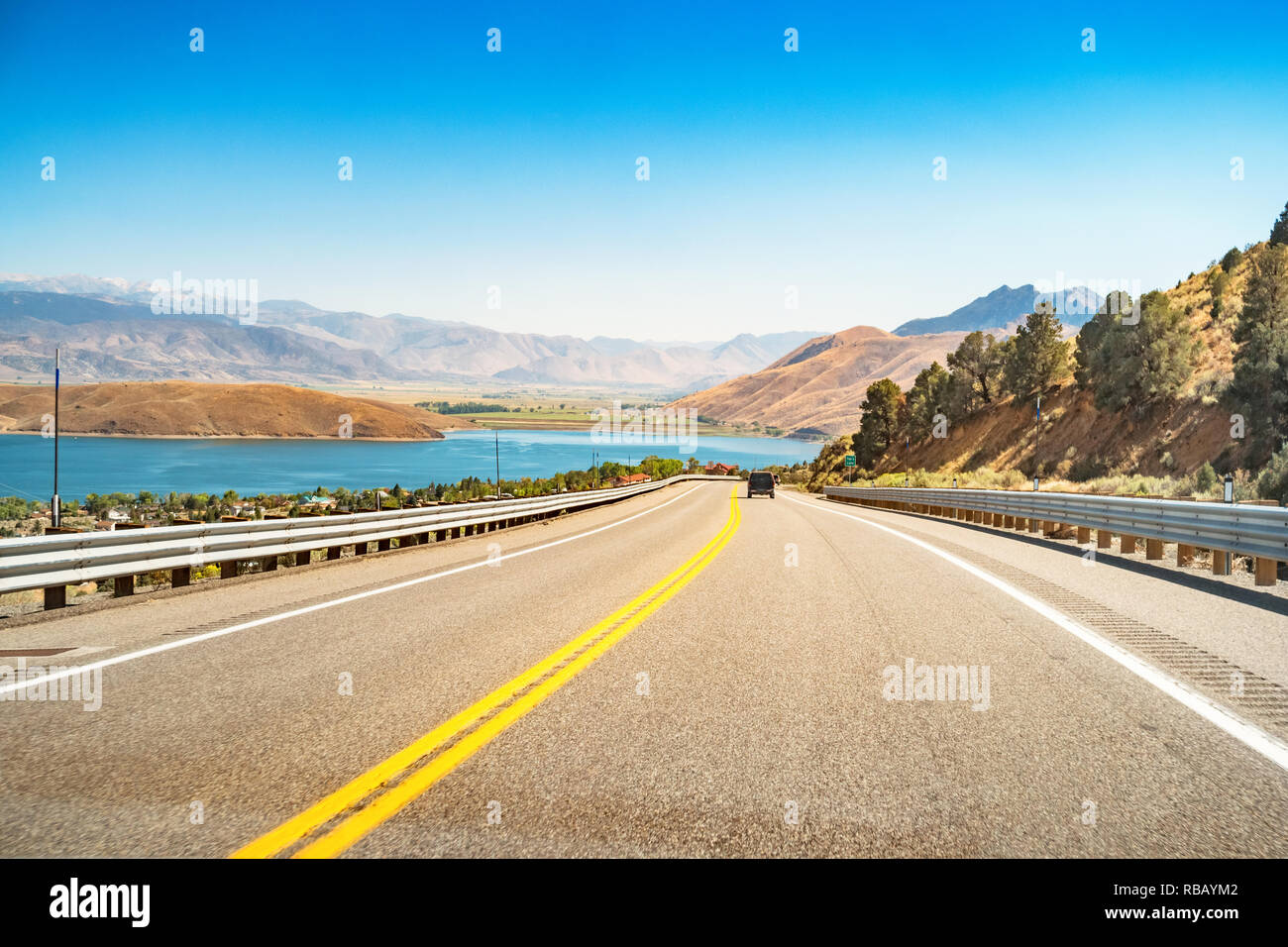 Autostrada 395 al topazio lago al confine tra il Nevada e la California USA Foto Stock
