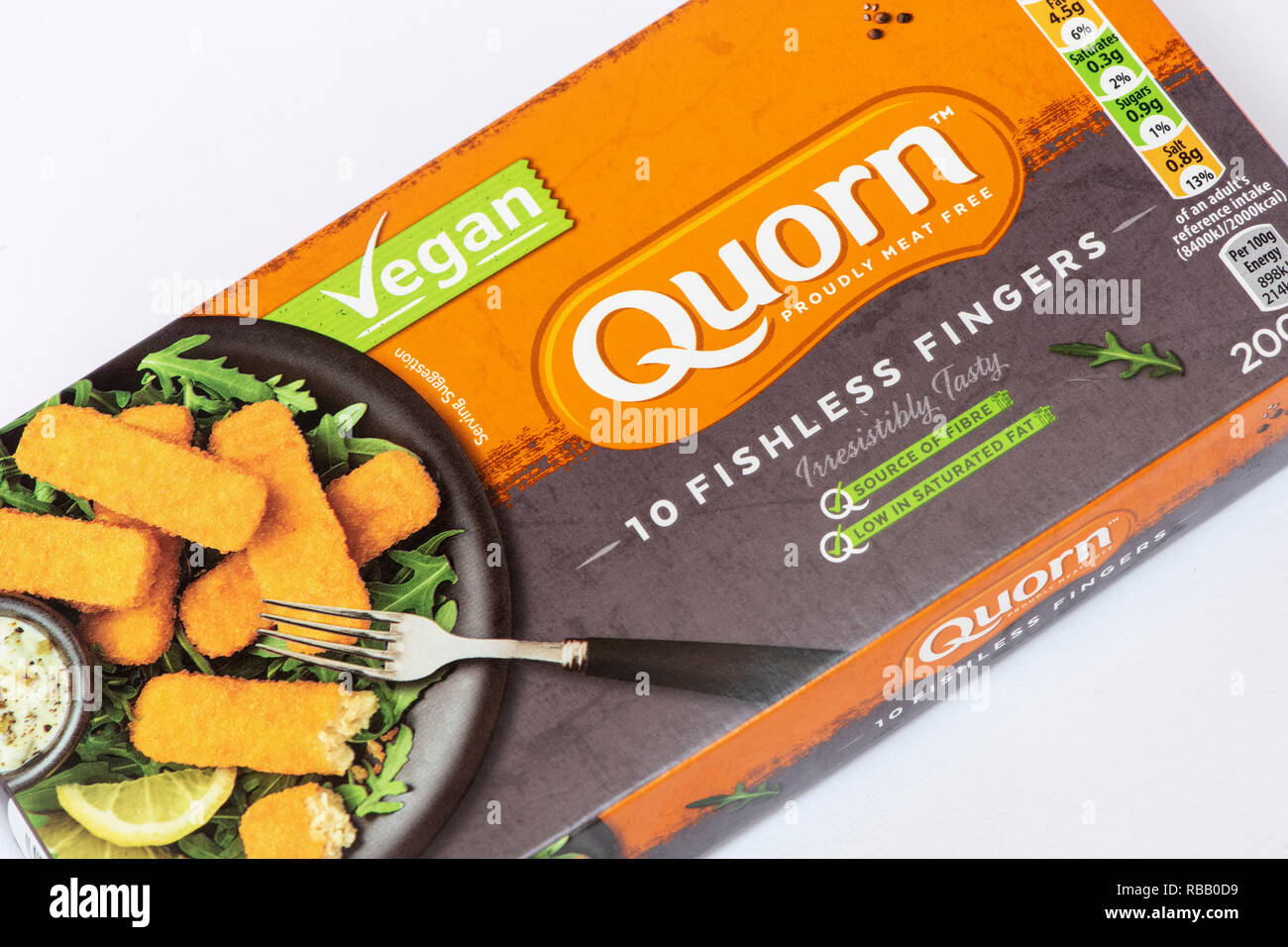 Quorn Vegan pesce'meno dita pacchetto su uno sfondo bianco. Regno Unito Foto Stock