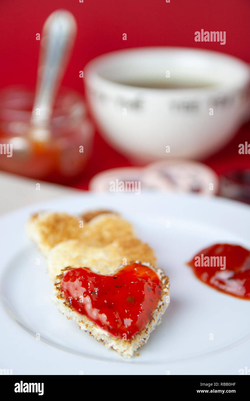 Il giorno di San Valentino la colazione su sfondo rosso Foto Stock