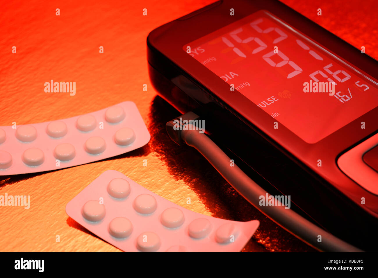 Tonometro, farmaci pillole, ipertensione, il rischio di attacchi di cuore e ictus Foto Stock