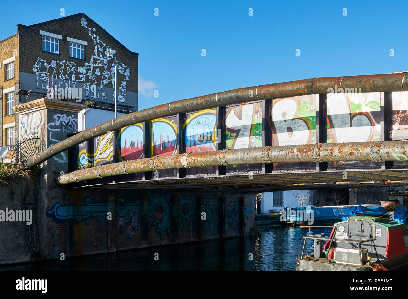 Ponte con graffiti sul fiume Lea Navigazione a Hackney Wick, East London REGNO UNITO Foto Stock