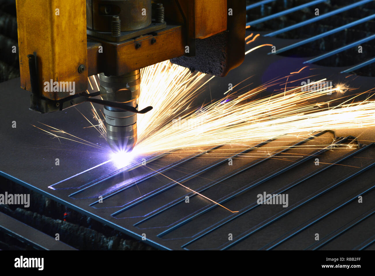 Taglio laser macchina torcia in un impianto industriale di tagli di metallo di foglio Foto Stock