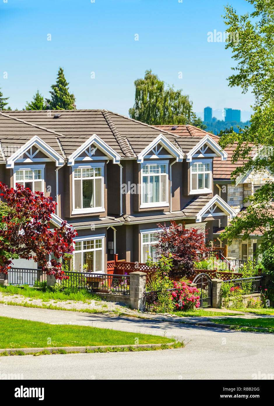 Una fila di case a schiera su strada nella zona suburbana di New Westminster, British Columbia. Foto Stock