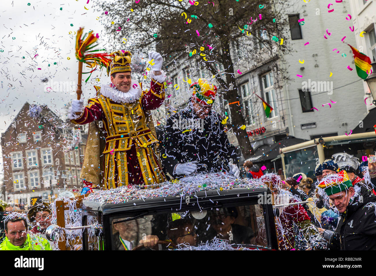 Sfilata di Carnevale a Maastricht, Olanda, su domenica di carnevale, con centinaia di partecipanti e migliaia di spettatori, Maastricht è il stronghol Foto Stock