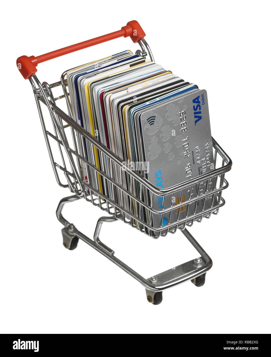 Mini carrello riempito con plastica di carte di credito e carte bancarie Foto Stock