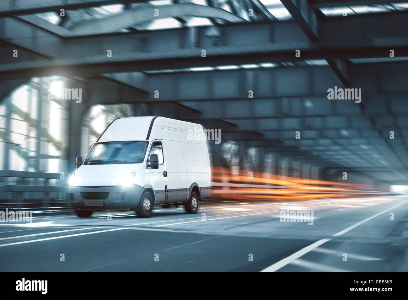Van la guida su una strada attraverso un industriale ponte di stile Foto Stock