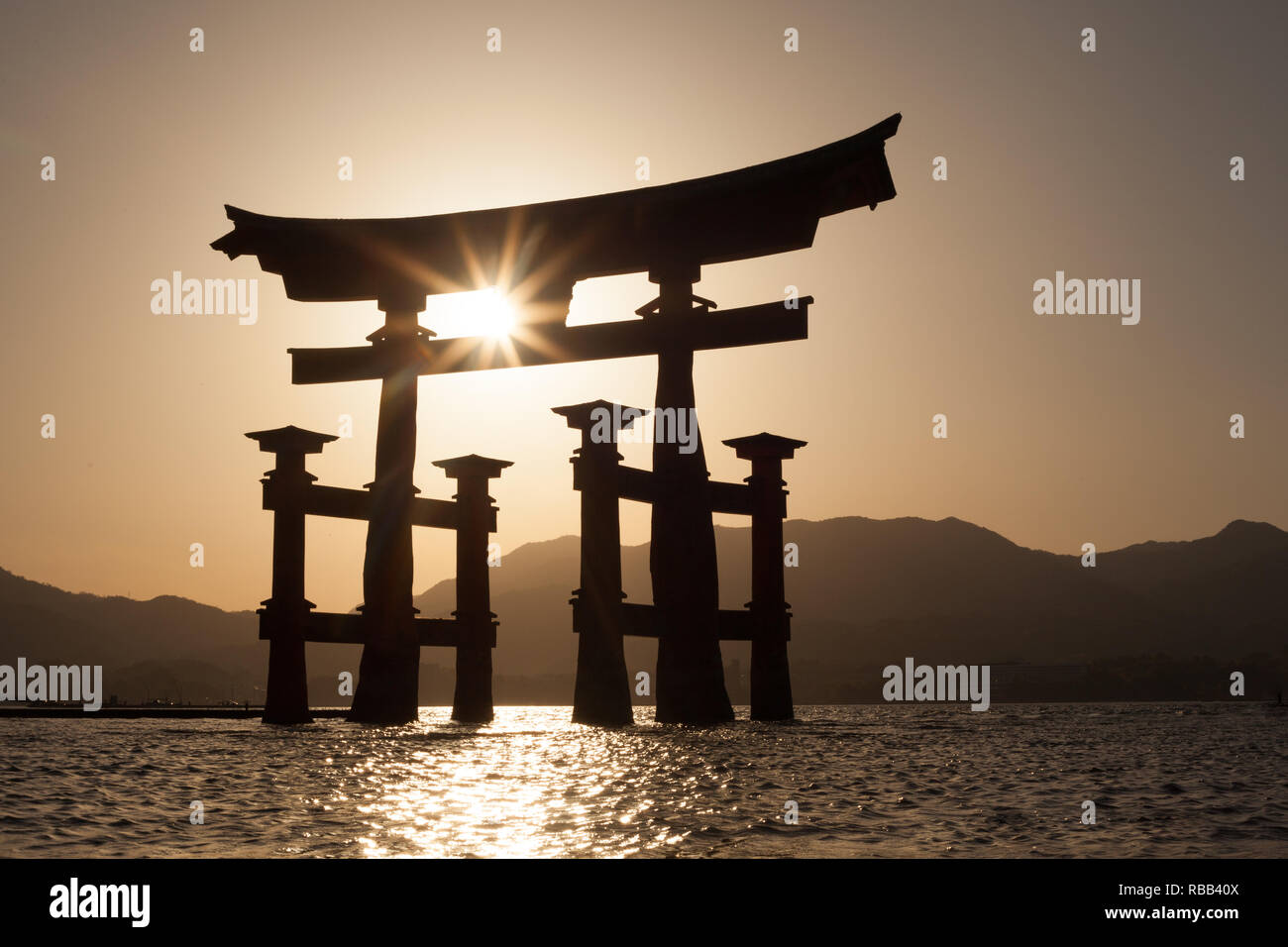 Il grande Torii gate a Miyajima island vicino a Hiroshima in Giappone Foto Stock