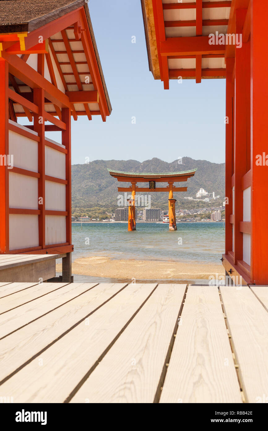 Il grande Torii gate a Miyajima island vicino a Hiroshima in Giappone Foto Stock