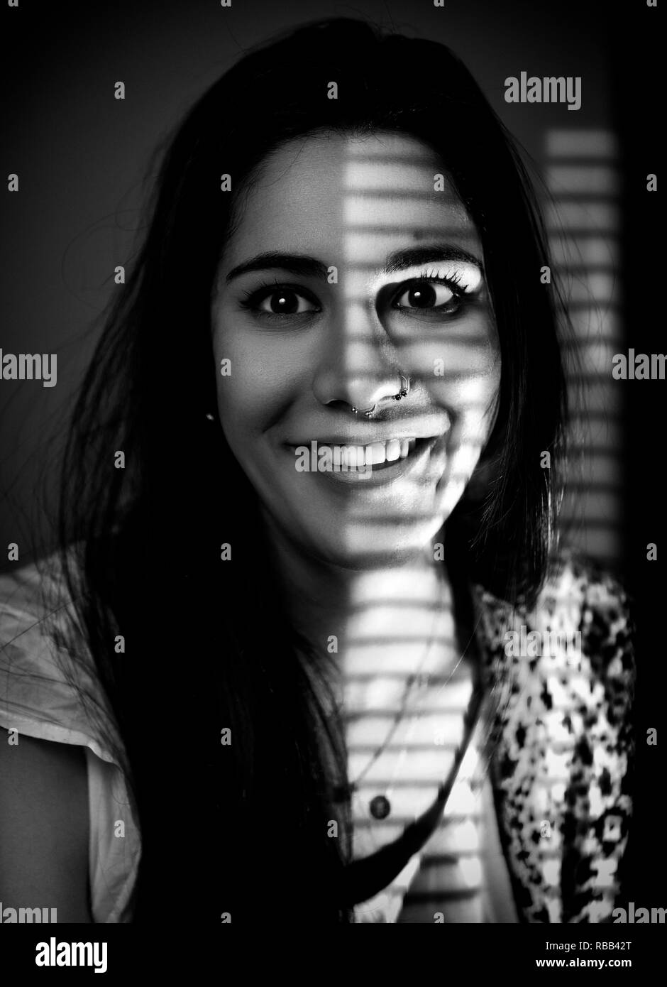 Inquietante giovane donna in una stanza buia. Foto Stock