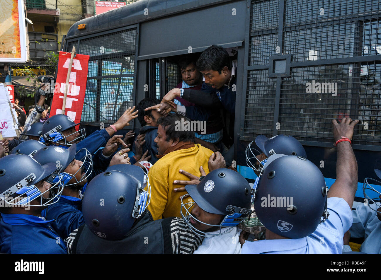 Kolkata, India. 08 gen 2019. Una rissa tra polizia e manifestanti. Credito: Debarchan Chatterjee/Pacific Press/Alamy Live News Foto Stock