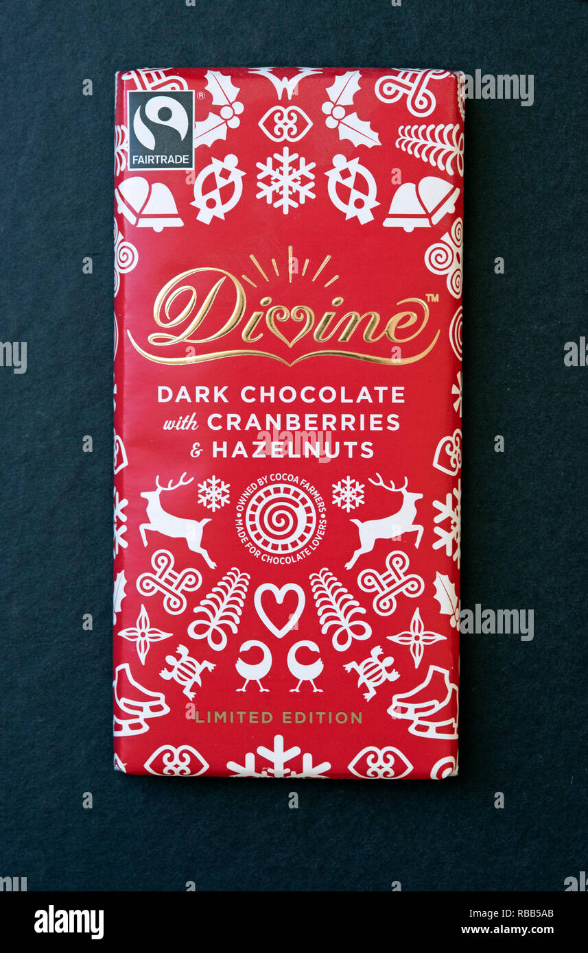Bar divino cioccolato fondente, vegan e il commercio equo e solidale su sfondo nero. Adatto per tagliare. Solo uso editoriale. Foto Stock