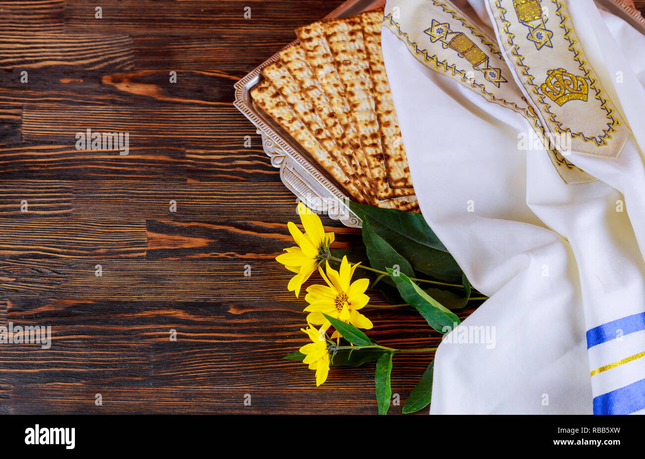 Il Pesach Pasqua simboli della grande festa ebraica. Tradizionale pane azzimo, matzah matzo o. Uno stile rétro Foto Stock