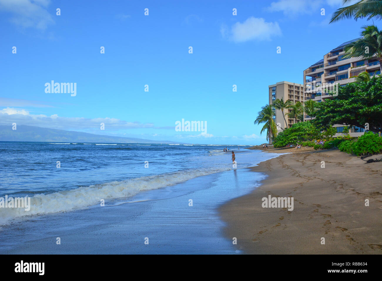 Kahana incantevole spiaggia di Maui, Hawaii. Situato tra Kaanapali e Kapalua sulla costa nordoccidentale. Ottima vista di Molokai attraverso l'acqua Foto Stock
