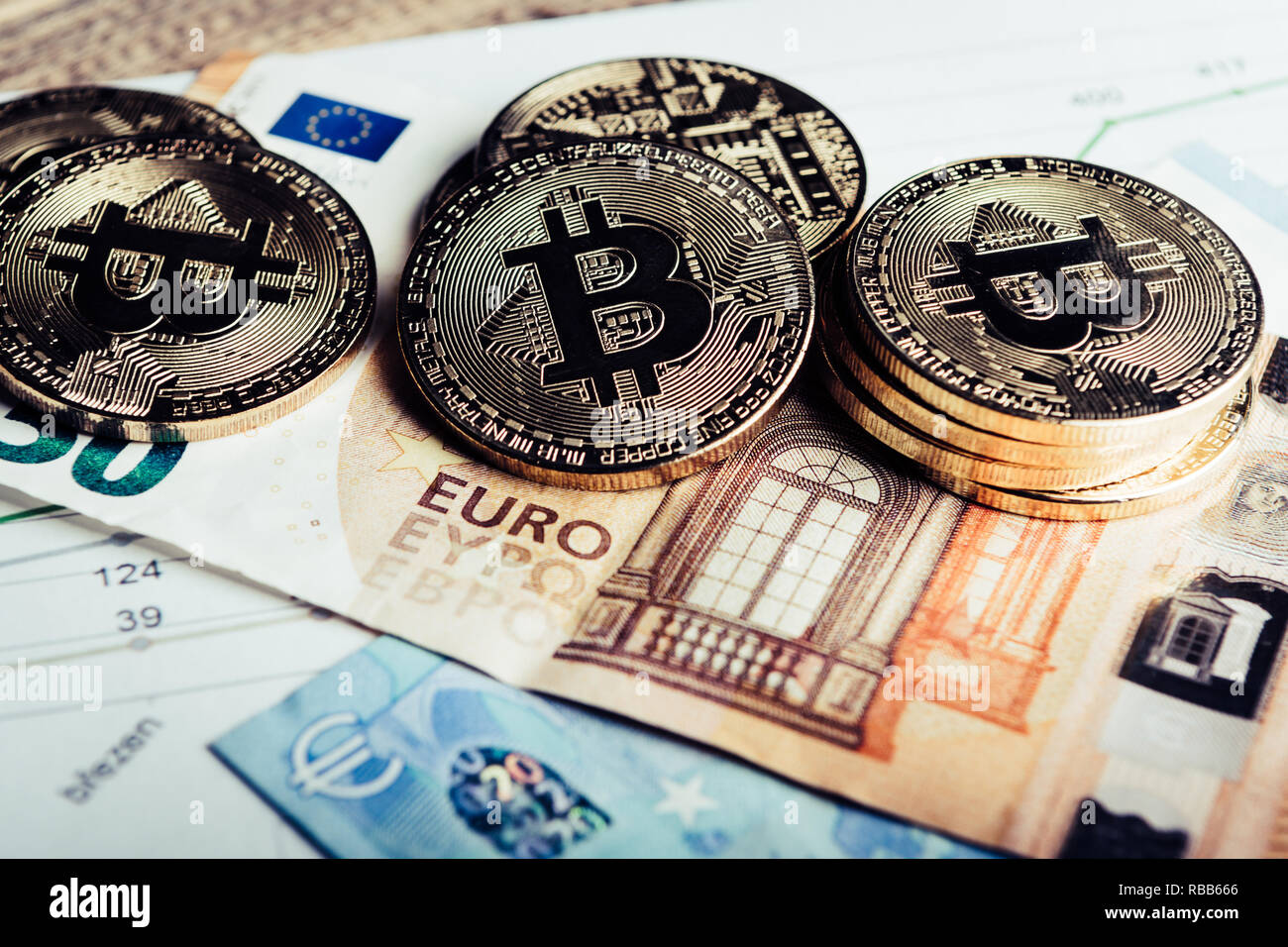 Le monete d'oro di crypto Bitcoin in valuta e in euro e la moneta cartacea Foto Stock
