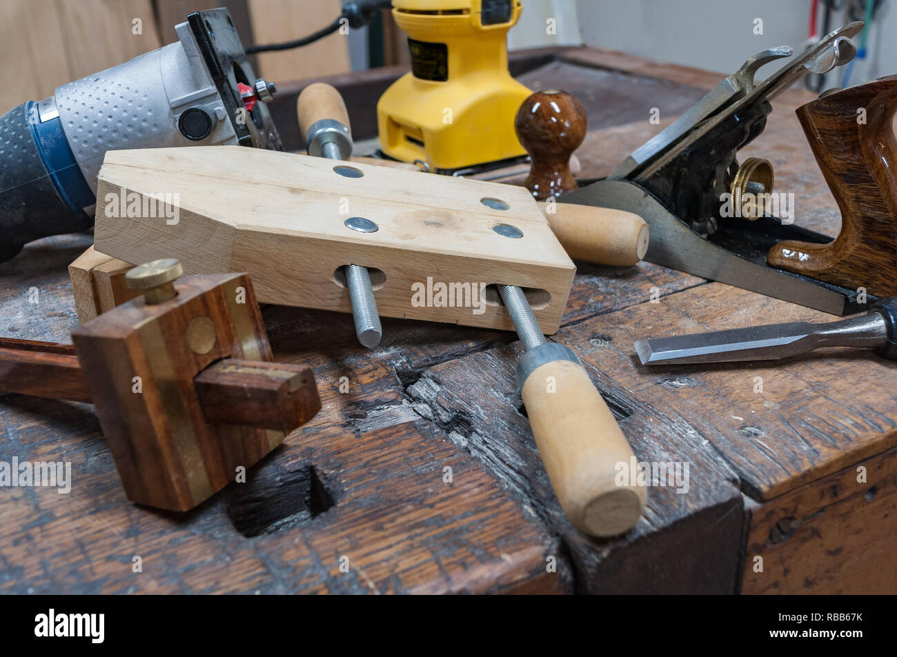 Assortimento di utensili per la lavorazione del legno su un banco di lavoro di antiquariato. Foto Stock