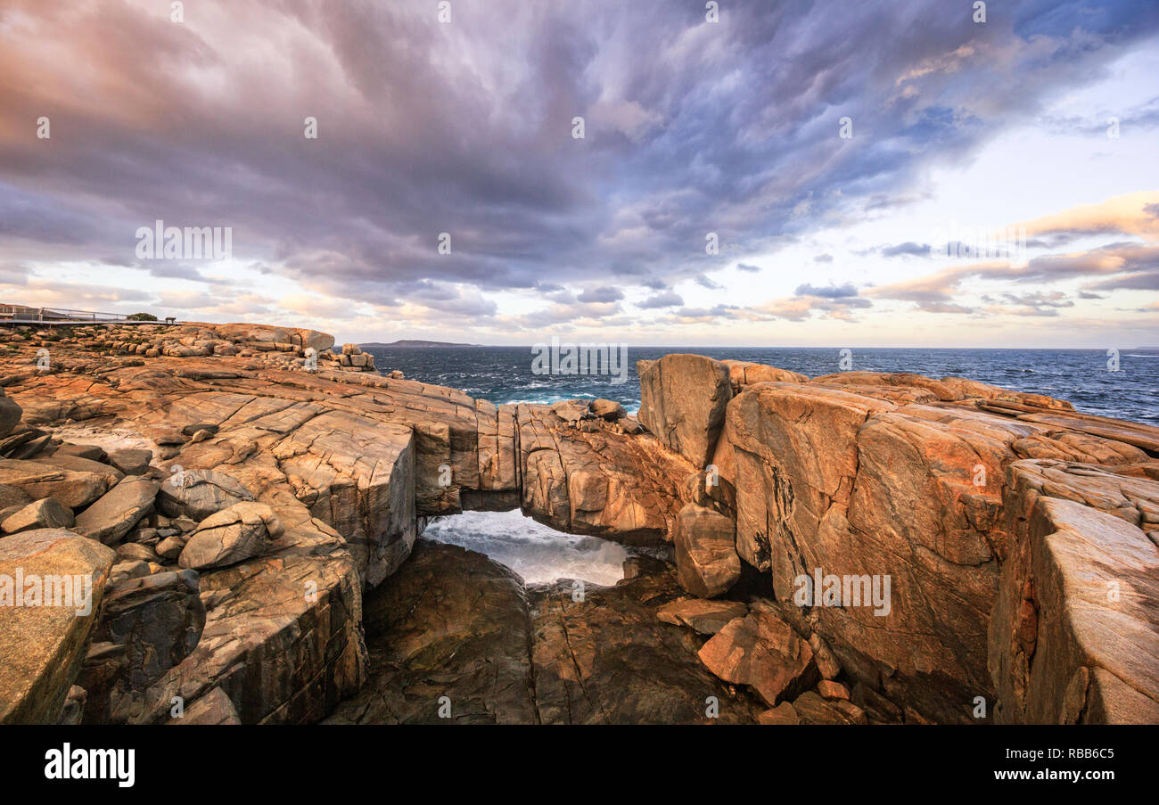 Il Ponte naturale di roccia di granito formazione causato da onda costiera erosione. Torndirrup National Park. Albany,l'Australia Occidentale Foto Stock