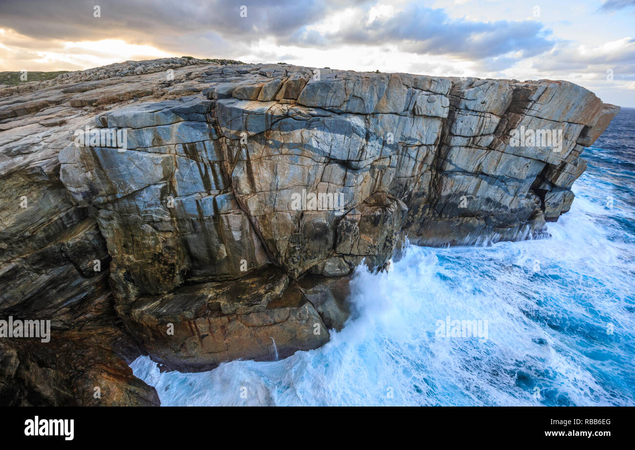 Albany, Australia. Onde che si infrangono contro il divario scogliera in Torndirrup National Park, Albany, Australia occidentale Foto Stock