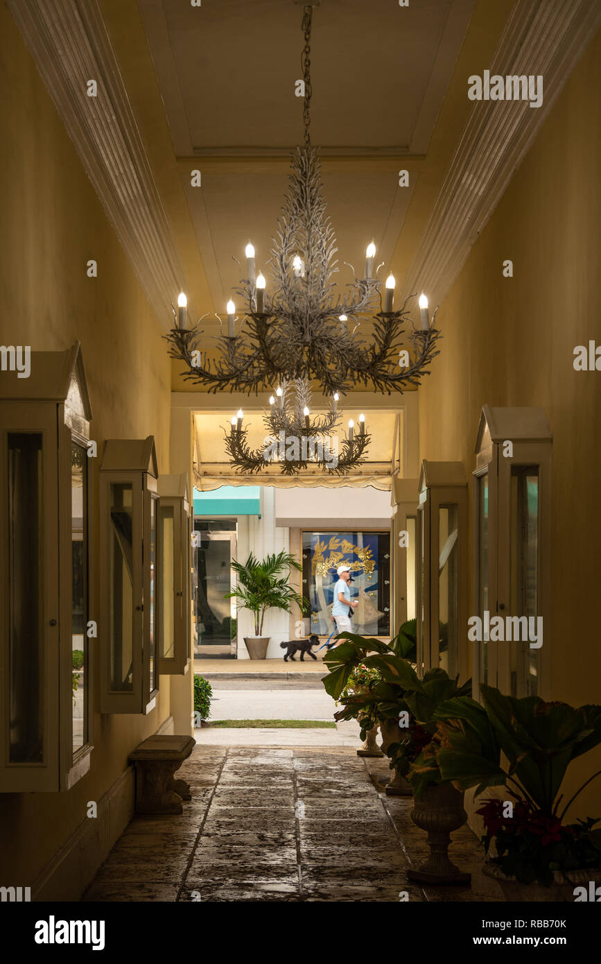 Chandeliered Via Encantada lungo Worth Avenue a Palm Beach, Florida. (USA) Foto Stock