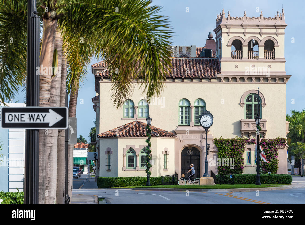 Donna Bicicletta Equitazione di fronte allo storico municipio in Palm Beach, Florida. (USA) Foto Stock