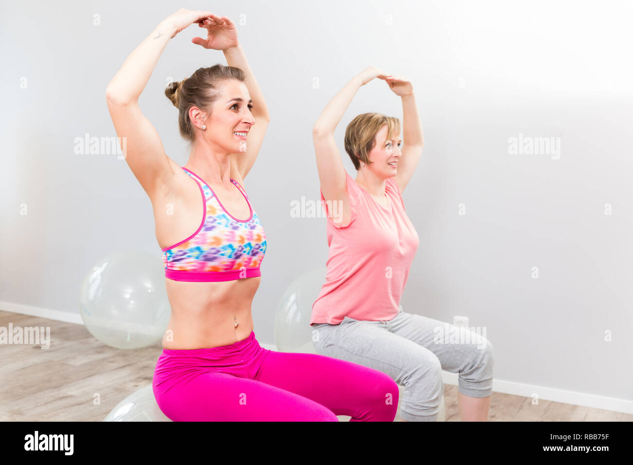Due donna eseguire esercizi di yoga Foto Stock