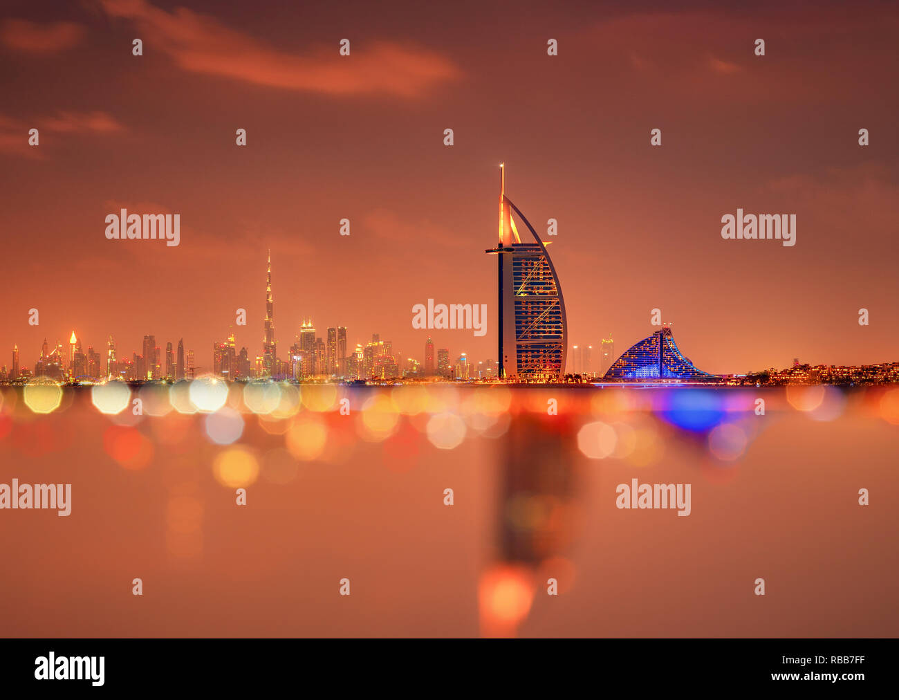 Il Burj Al Arab ed il Burj Khalifa a una splendida vista dello skyline di notte a Dubai, Emirati arabi uniti Foto Stock
