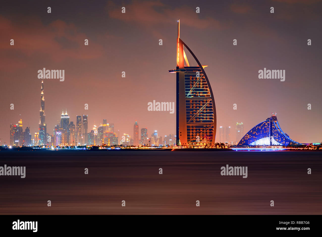 Il Burj Al Arab ed il Burj Khalifa a una splendida vista dello skyline di notte a Dubai, Emirati arabi uniti Foto Stock