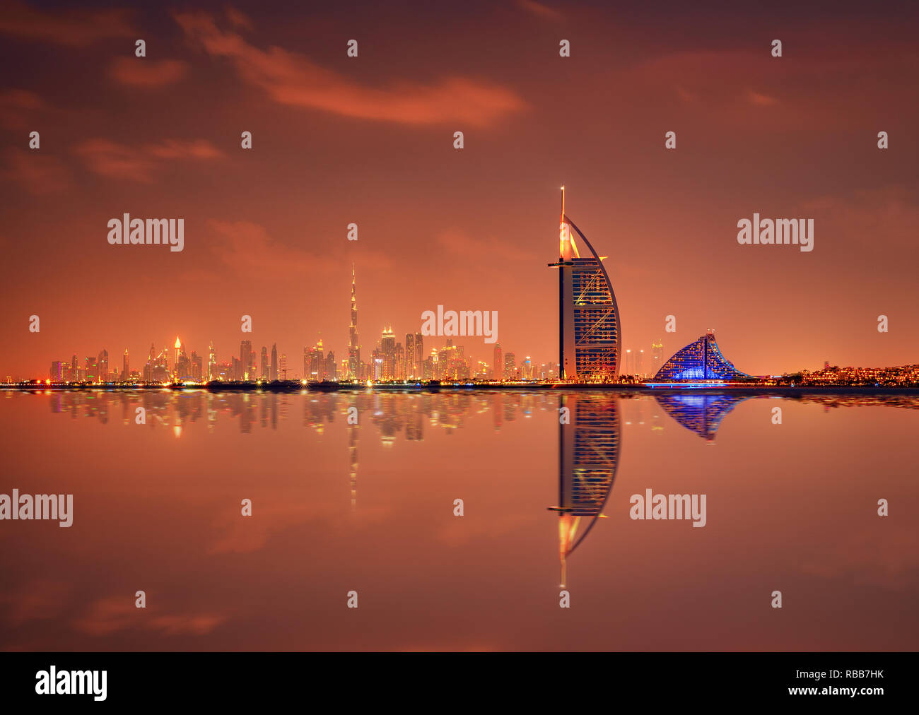 Il Burj Al Arab ed il Burj Khalifa a una splendida vista dello skyline di notte a Dubai, Emirati arabi uniti Foto Stock