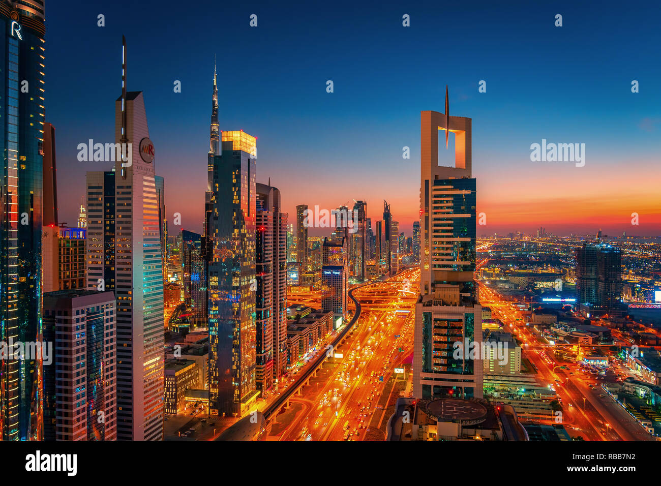 Bellissima vista sul tetto della Sheikh Zayed Road e grattacieli di Dubai, Emirati Arabi Uniti Foto Stock