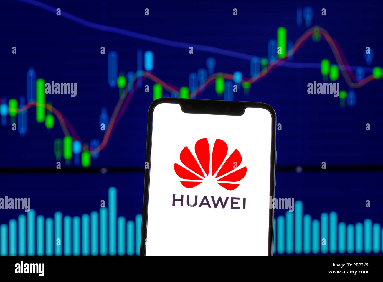 Huawei logo è visibile su un telefono cellulare Android su Grafico azionario Foto Stock