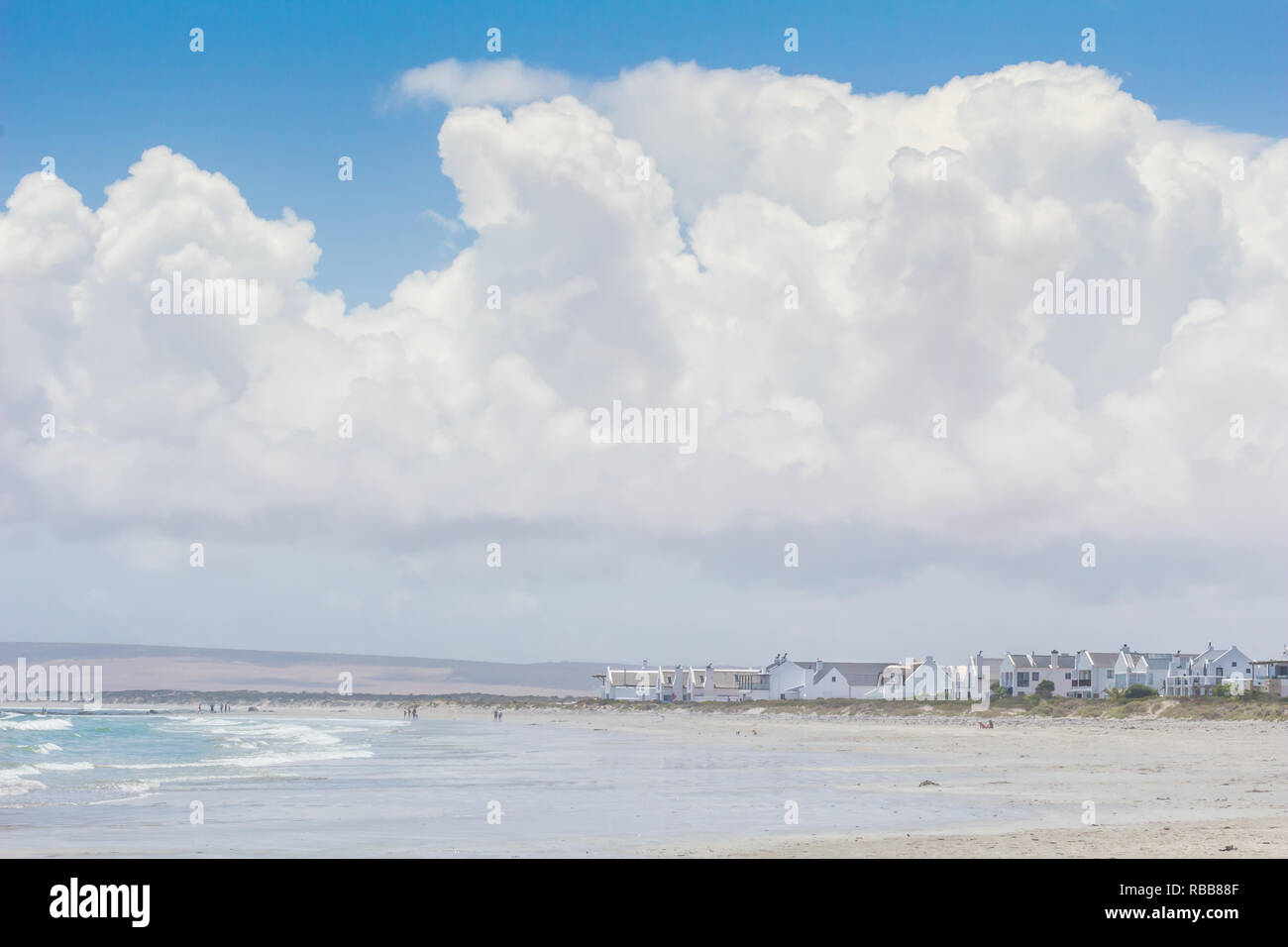 Paternoster spiaggia su un umido e caldo giorno d'estate, Western Cape, Sud Africa Foto Stock