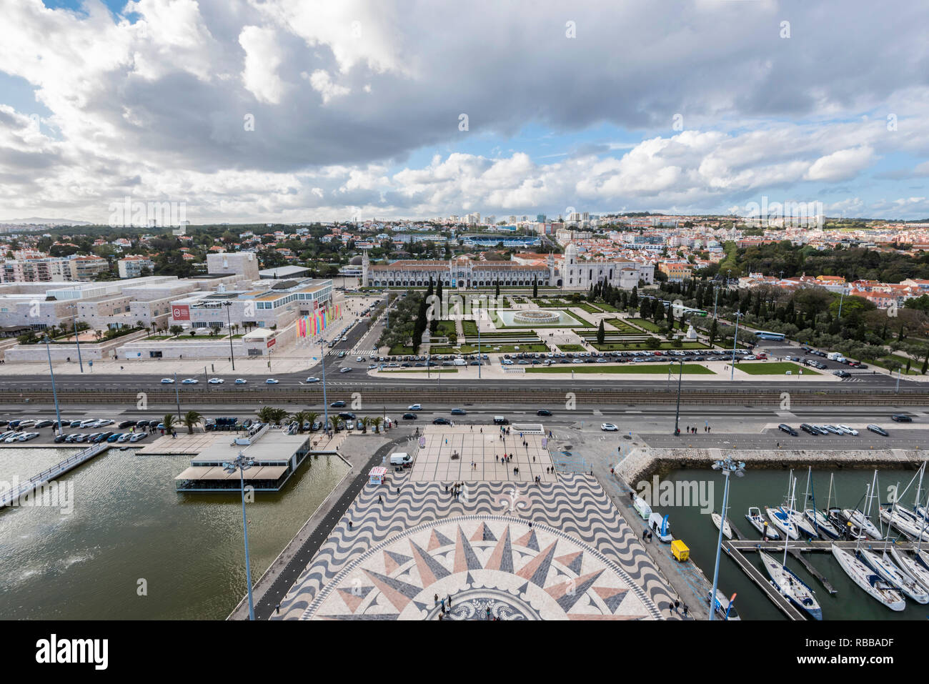 Vista del quartiere Belem dalla sommità del monumento alle scoperte di Lisbona Foto Stock